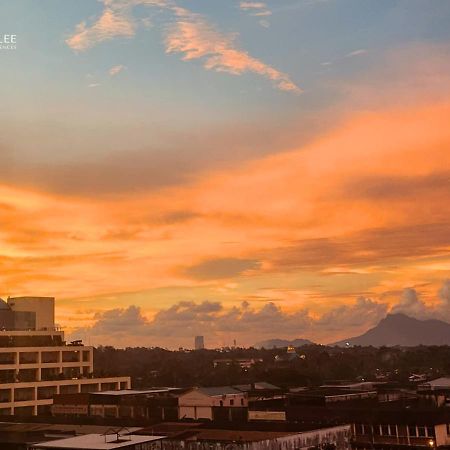 Hock Lee Hotel&Residences Kuching Buitenkant foto
