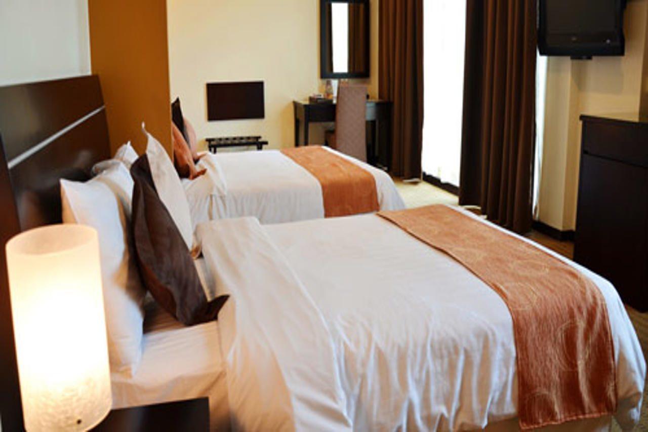 Hock Lee Hotel&Residences Kuching Buitenkant foto