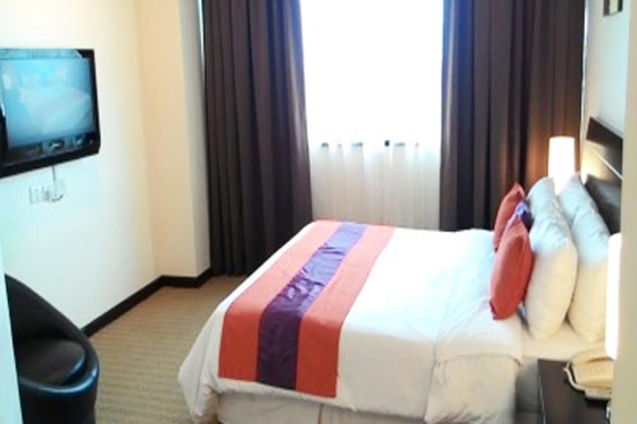 Hock Lee Hotel&Residences Kuching Buitenkant foto