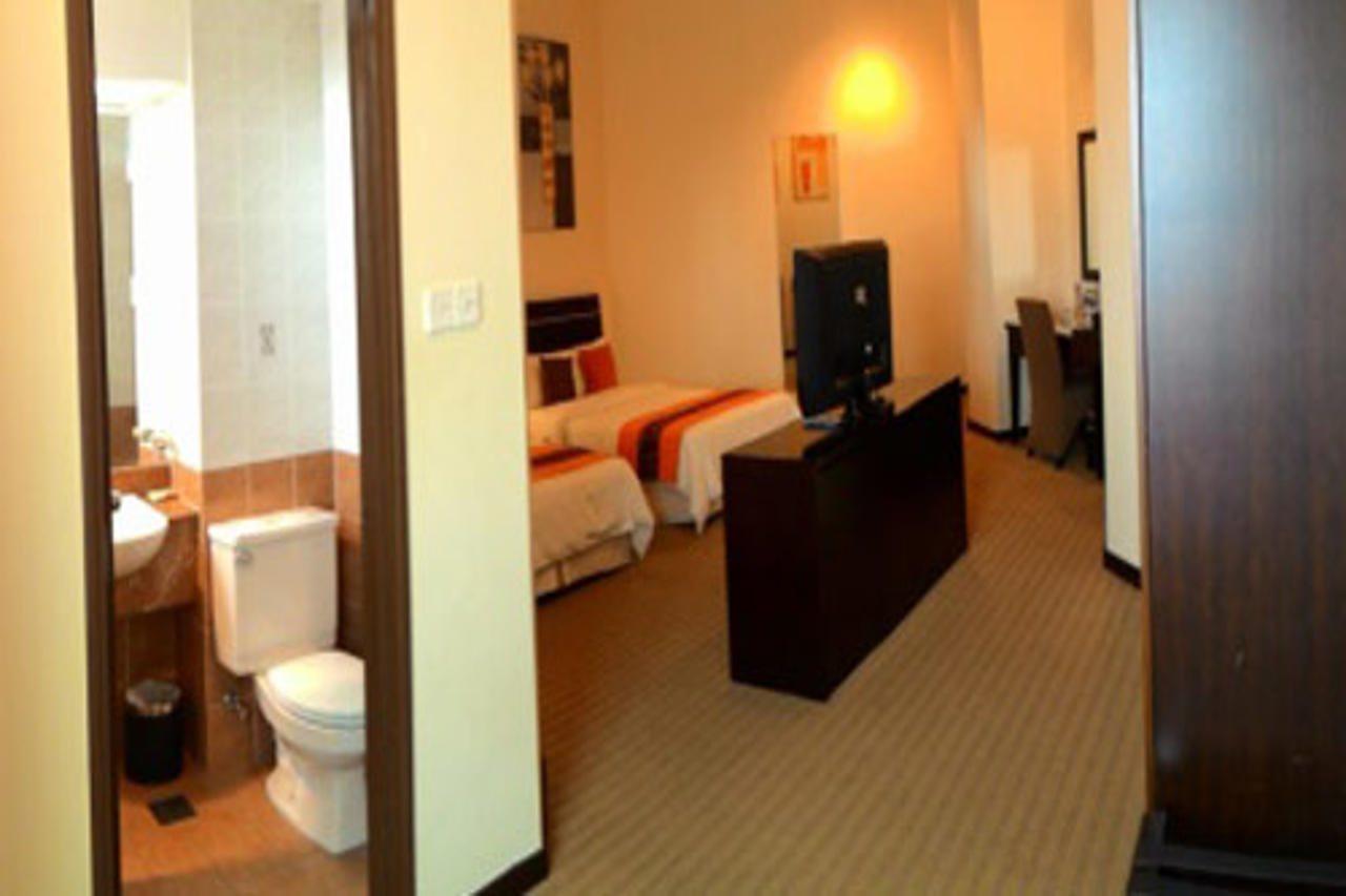 Hock Lee Hotel&Residences Kuching Buitenkant foto