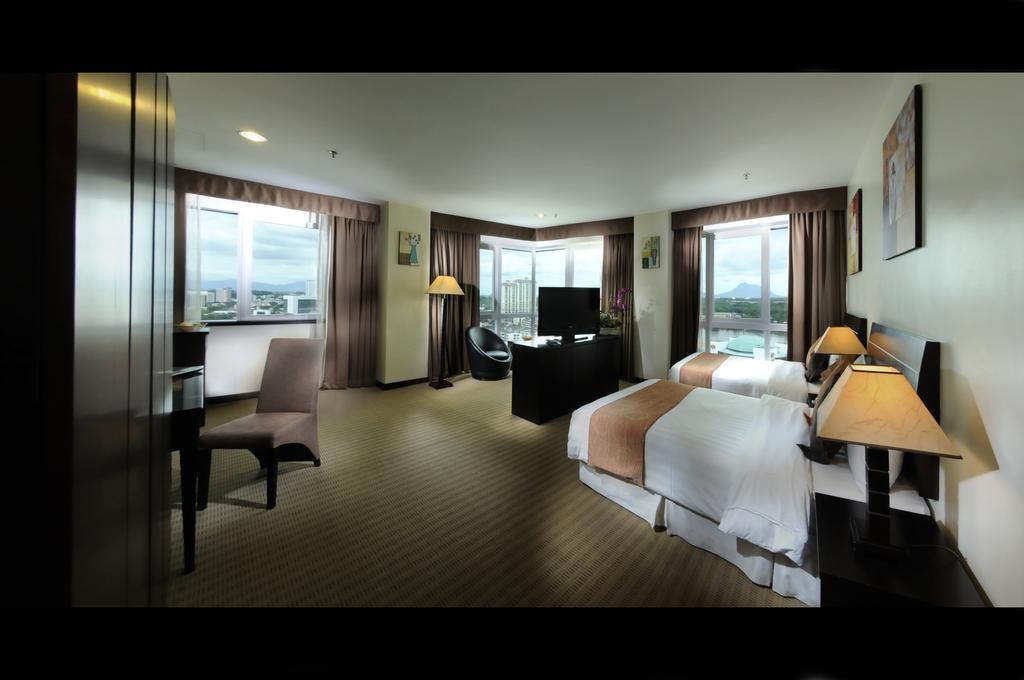 Hock Lee Hotel&Residences Kuching Buitenkant foto