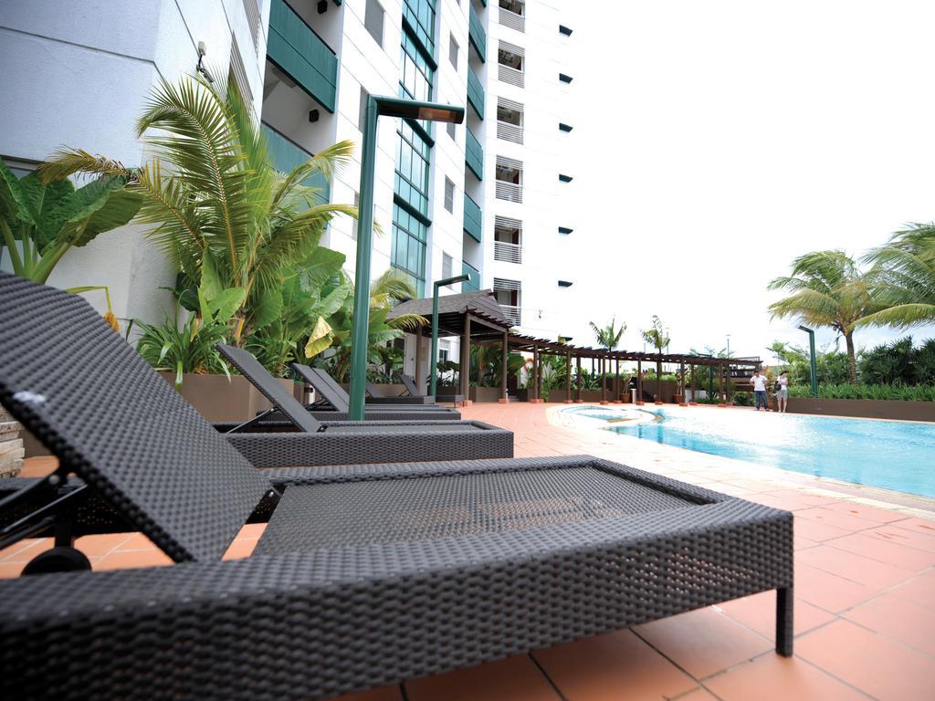 Hock Lee Hotel&Residences Kuching Buitenkant foto